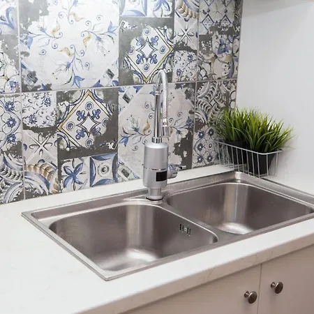 Stylish, Comfortable, Basement Loft-like With Amenities 아파트